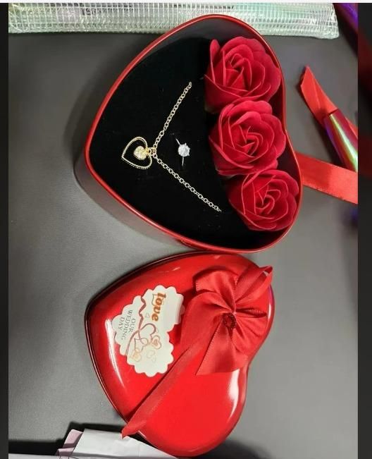 Jewelry & Artificial Flower in Heart Shaped Gift Box for Women